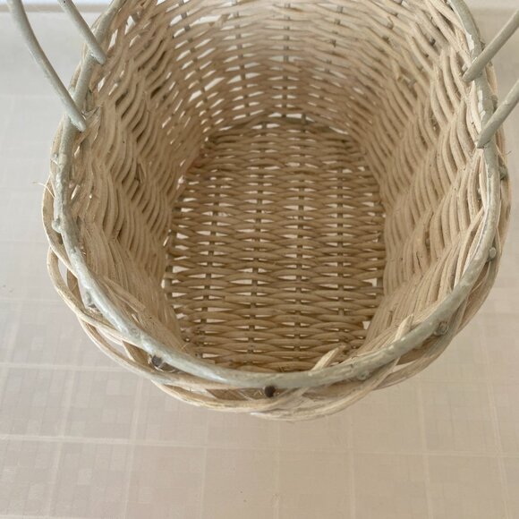 Bathroom Wicker Basket With Handle & 3-D Rose Design - Picture 6 of 7